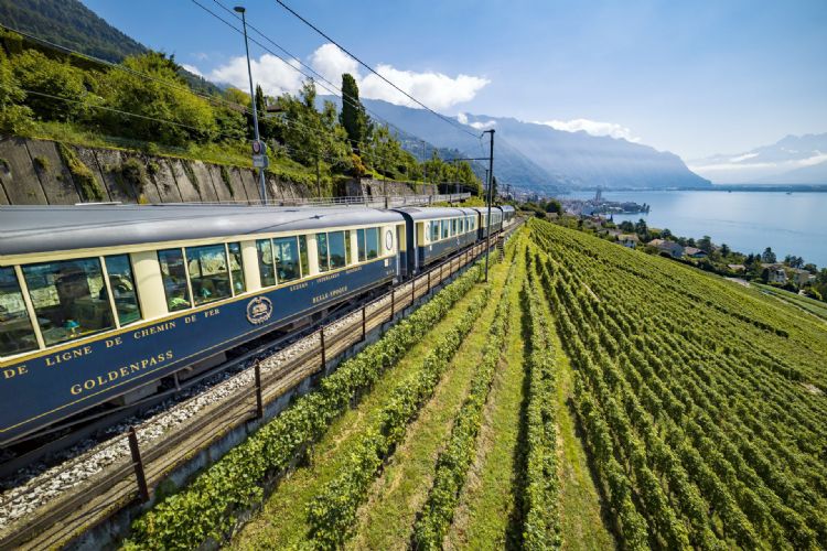 Train GoldenPass sur le lac Léman