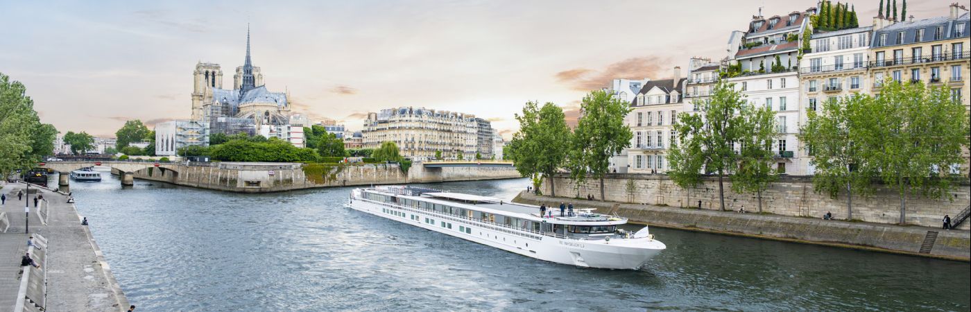 MS R.E. Waydelich L.J. devant Notre-Dame de Paris