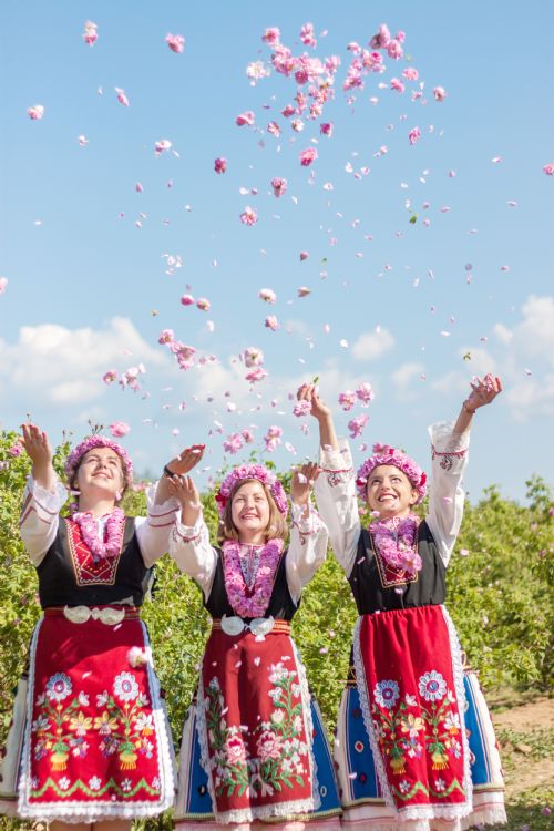 Femmes en tenue traditionnelle dans la vallée des roses